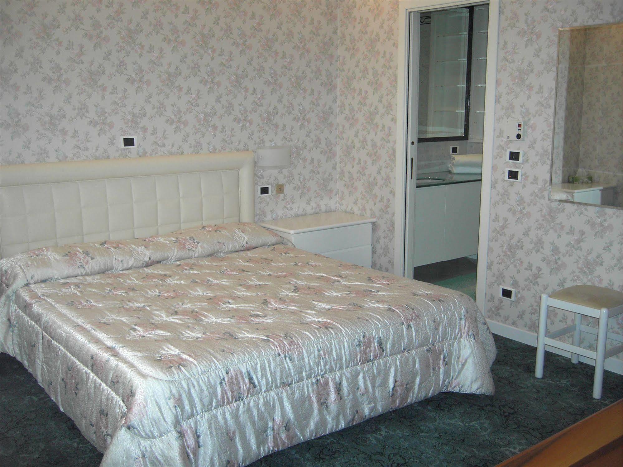 דסנזאנו דל גארדה Hotel Villa Lilla מראה חיצוני תמונה